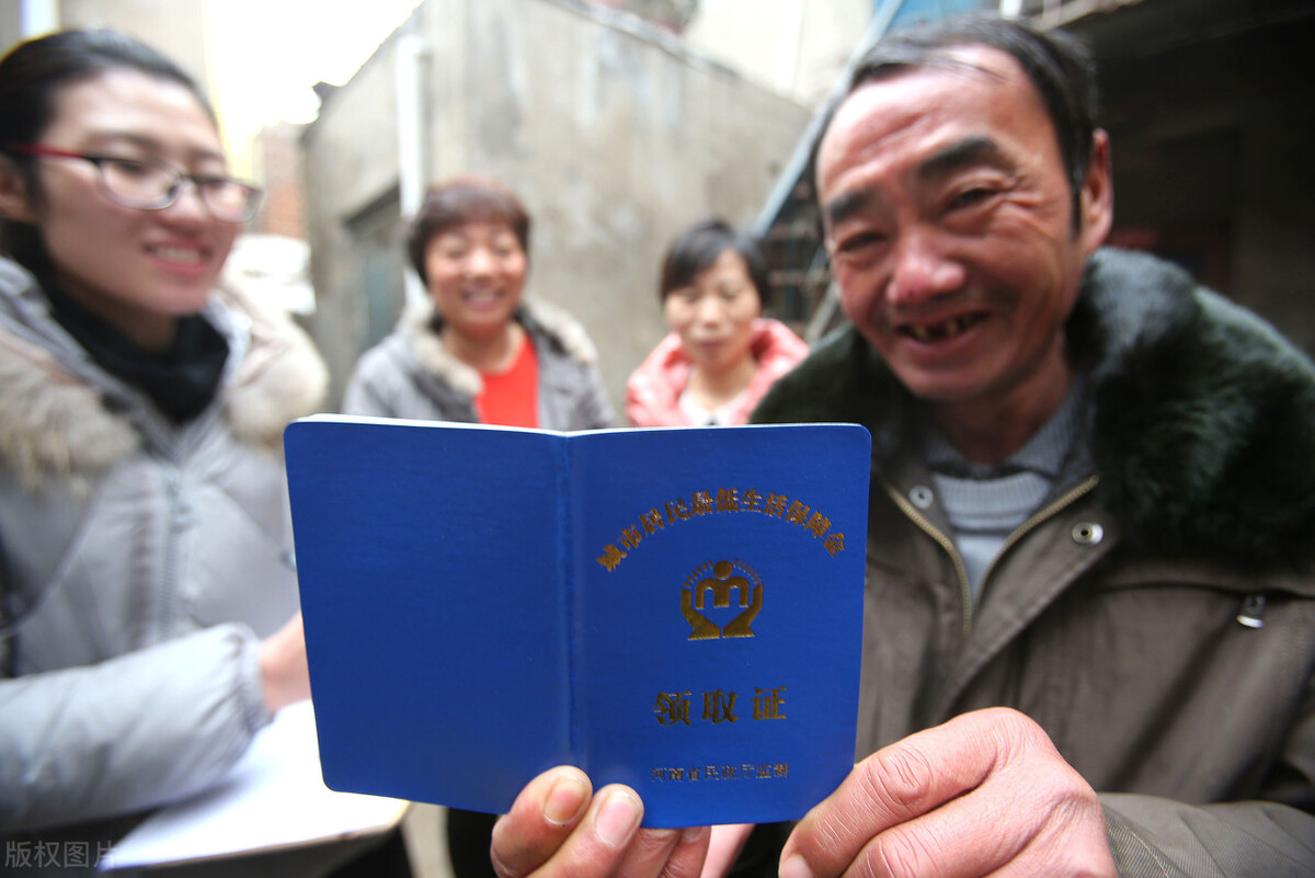 低保人员退休开始领取养老金还能继续吃低保吗？会不会被取消资格