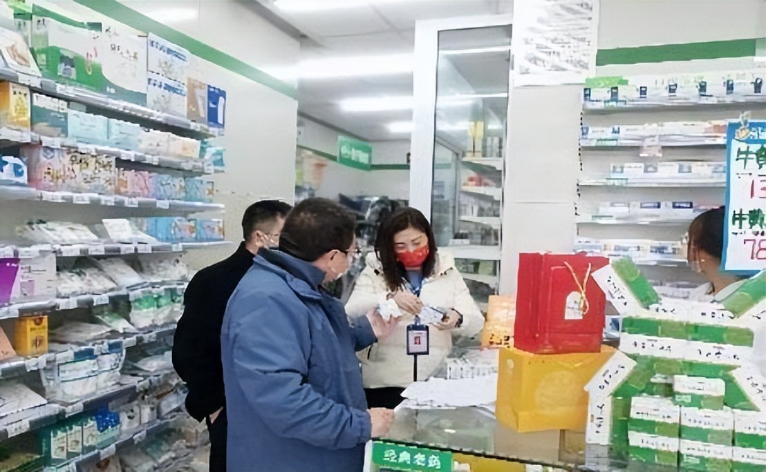 路边满大街都是药店，靠什么赚钱？