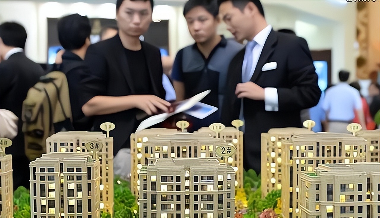 地产大佬又回来了？王健林、李嘉诚重回房地产行业，说明了什么