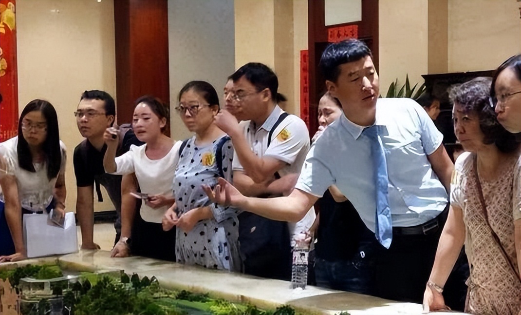 地产大佬又回来了？王健林、李嘉诚重回房地产行业，说明了什么