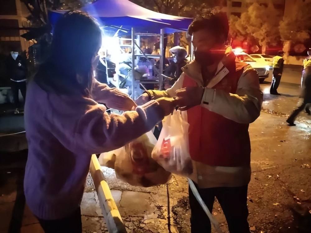跑腿小哥，站在上海“食物链”的顶端
