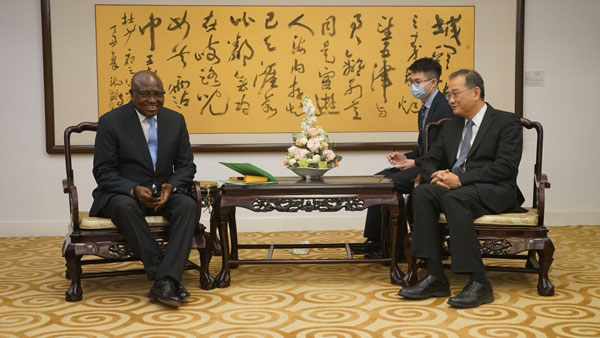 外交部副部长邓励会见刚果(金)新任驻华大使巴卢穆埃内