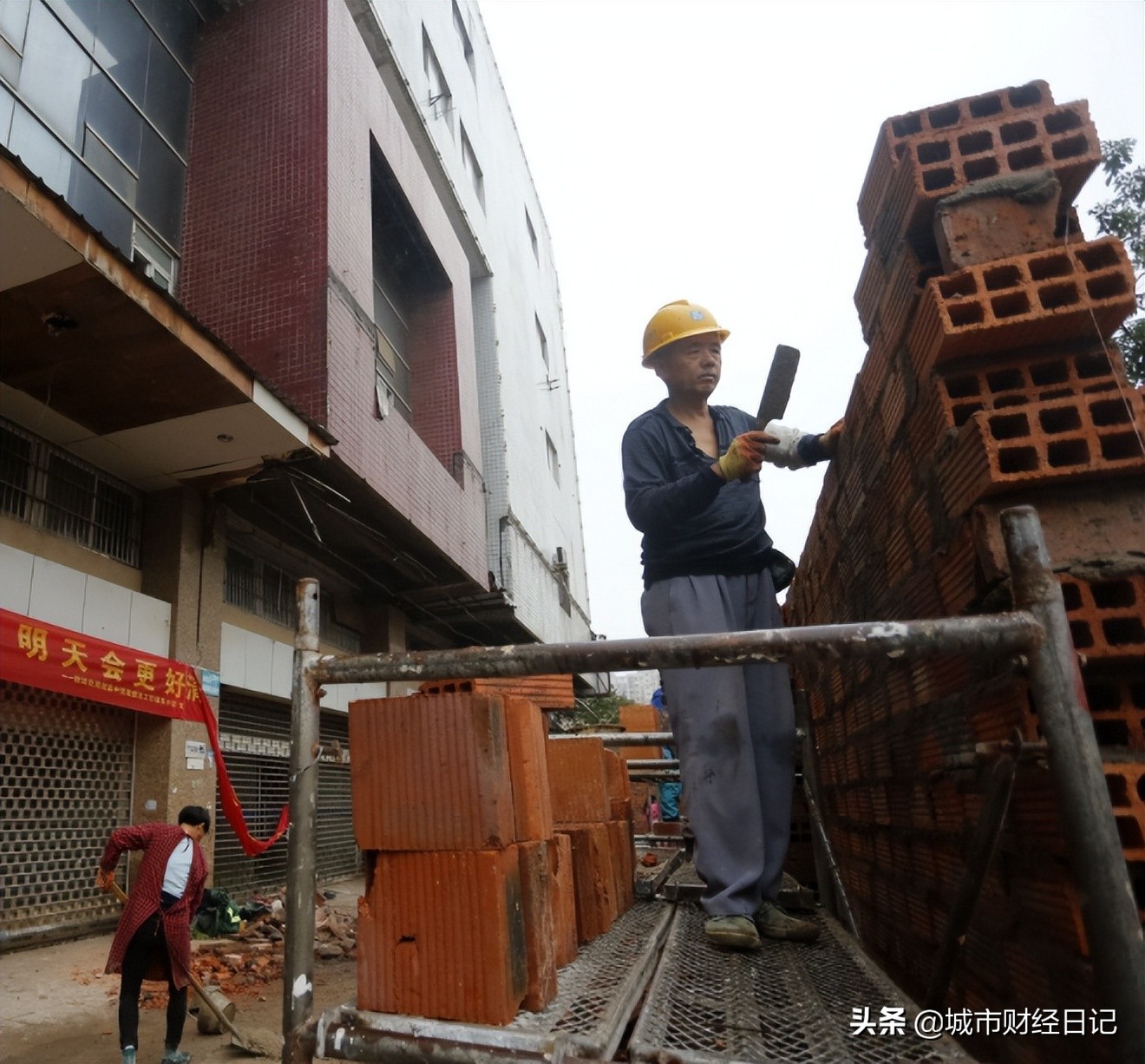 合肥一商务中心在烂尾两年之后迎来复工，业主表示：高兴坏了