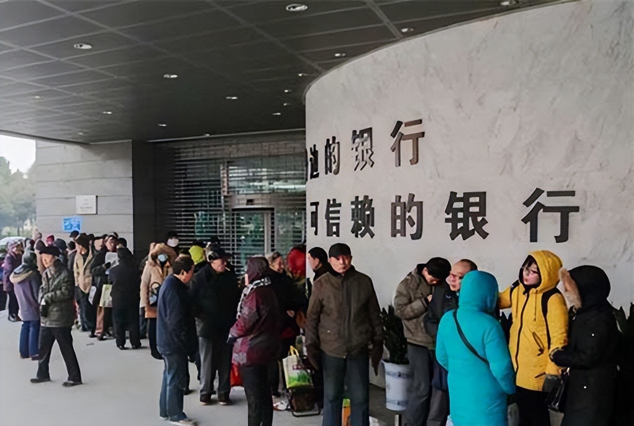 银行为什么宁愿让客户排队，也不多开几个窗口办业务？原因找到了