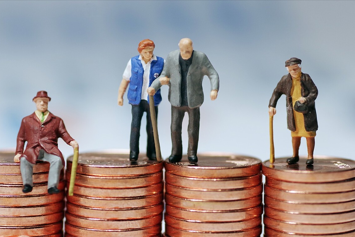 2022年养老金调整在即，能涨5%吗？8类老人不能涨钱是怎么回事？