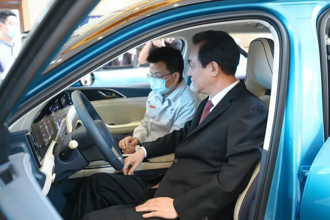 许家印点赞恒驰5汽车：漂亮！真漂亮