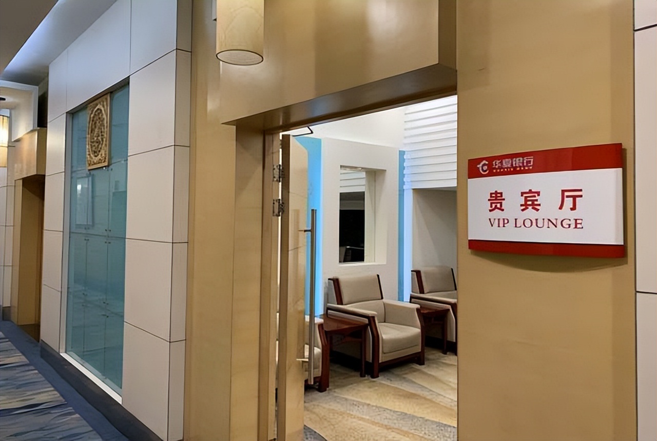 银行为什么宁愿让客户排队，也不多开几个窗口办业务？原因找到了