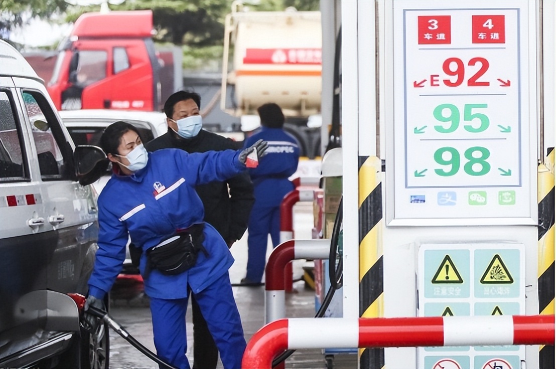 油价调整消息：今天4月22日，调整后加油站92、95号汽油零售价格