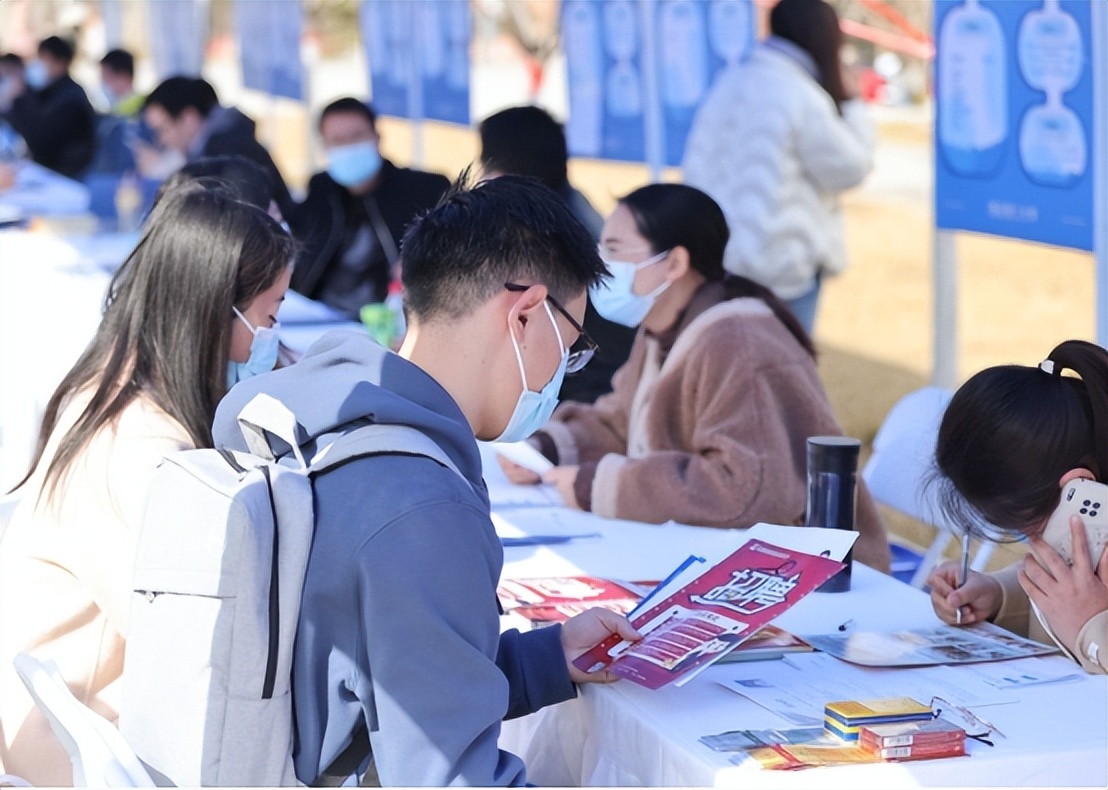 当代“打工人”现象：45岁工厂不招，50岁菜都卖不了？原因很现实