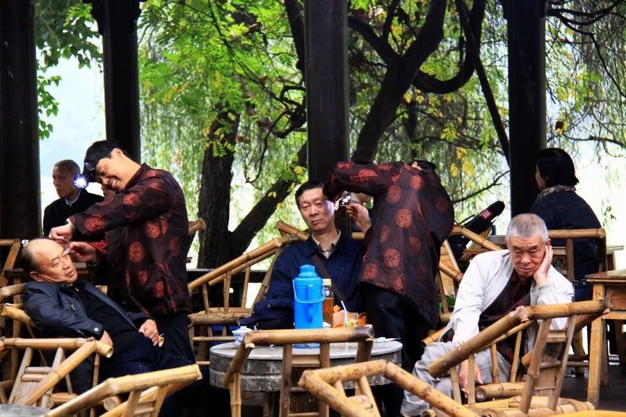 采耳还是采花？披着养生外衣打“擦边”，相关部门：不允许躺采