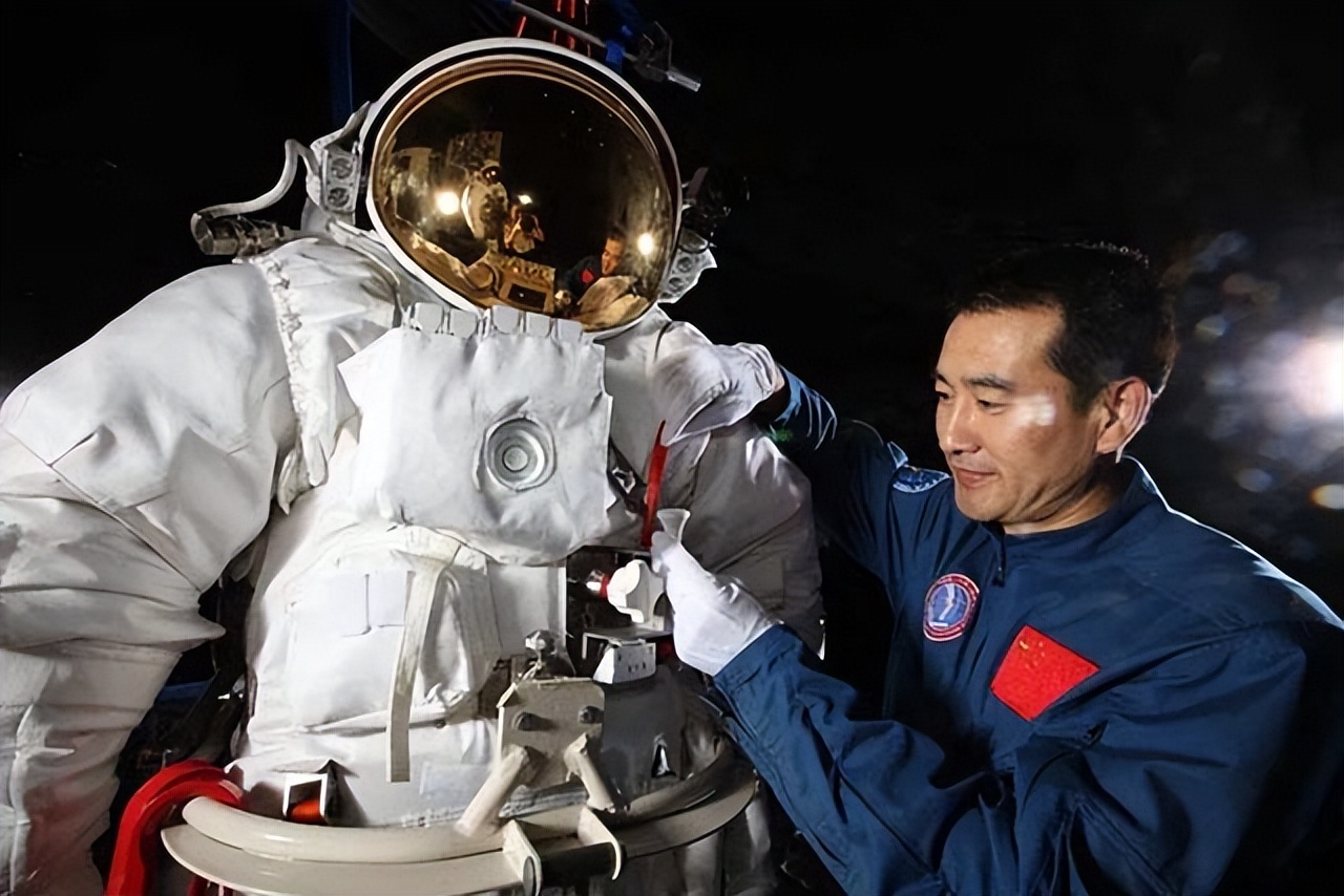 航天员返回地球后，为何都站不起来，要坐在轮椅上？牺牲太大了