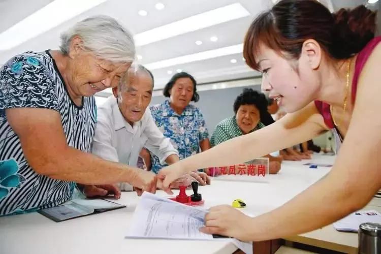 如果养老金一次性补缴15万，之后每月能领多少钱？过来人：2500元