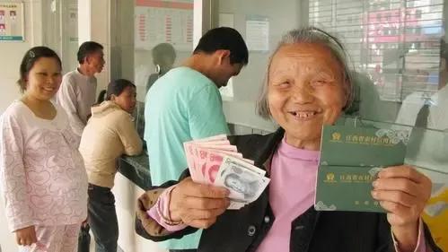 如果养老金一次性补缴15万，之后每月能领多少钱？过来人：2500元