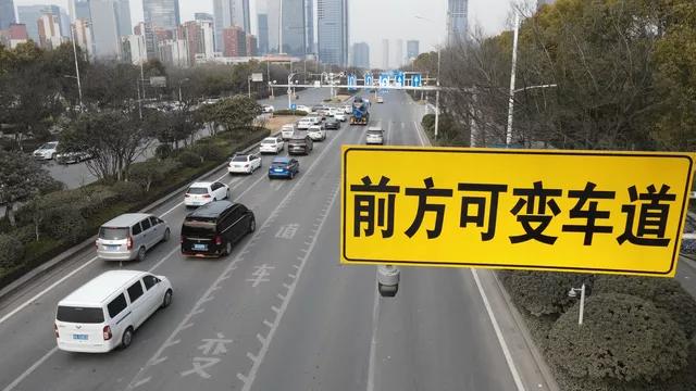 车道长成“锯齿形状”，弄不清楚该怎么走，罚款扣分少不了