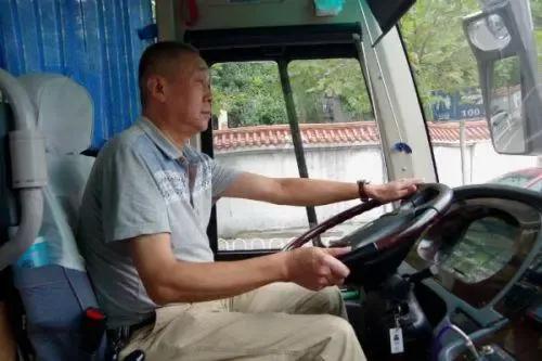 跑高速时，为何很多客车明明没有导航，司机却不迷路？原因有3点